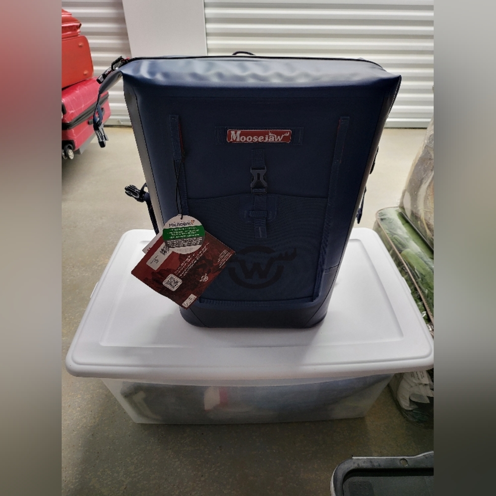 Moosejaw CHILLADILLA 24 Can Soft-Sided Backpack Cooler